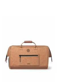 Kastanienbraune Lederreisetasche mit zwei oberen Griffen, einer vorderen Reißverschlusstasche und einem Logopatch. Enthält schwarzen Reißverschluss und Akzentnähte.