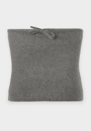 Sivi, mekani šal u obliku cijevi od filca s glatkom teksturom i vezanom mašnom na vrhu za pričvršćivanje. Nema vidljivih uzoraka ili akcenata.