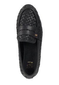 Zwarte leren loafers met geweven textuur, een gladde band over de wreef, gouden logo-accent en een gewatteerde binnenkant voor comfort.