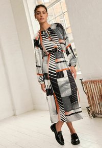 Next TIE NECK LONG SLEEVE MIDI - REGULAR FIT - Vapaa-ajan mekko - monochrome orange abstract print