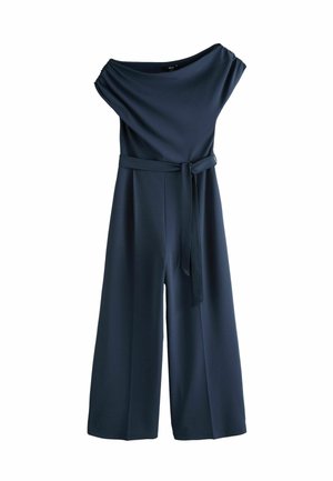 Marineblauer Jumpsuit mit weitem Bein, schulterfreiem Ausschnitt, gerafften Ärmeln und einem passenden Stoffgürtel, der in der Taille gebunden ist.