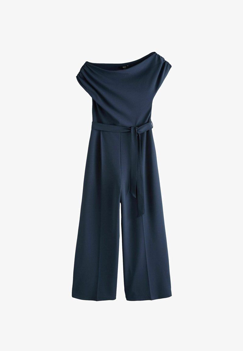 Combinaison bleu marine à jambes larges avec encolure épaules dénudées, manches froncées et ceinture en tissu assortie nouée à la taille.