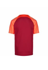 Camisa deportiva de manga corta con cuerpo en color burdeos y mangas y parte superior de la espalda en un estampado naranja brillante, vista desde la parte de atrás.