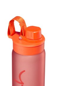 Plastik-Wasserflasche mit einem Farbverlauf in Pink und Orange, ausgestattet mit einem strukturierten orangen Deckel und einem verstellbaren Tragegurt.