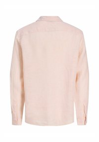 Chemise rose clair à manches longues vue de dos, avec poignets boutonnés et col classique, sur fond blanc.