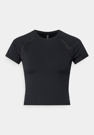 Zwart sportief T-shirt gemaakt van glad synthetisch materiaal, met korte mouwen, een aansluitend ontwerp en subtiele accentpanelen op de schouders.