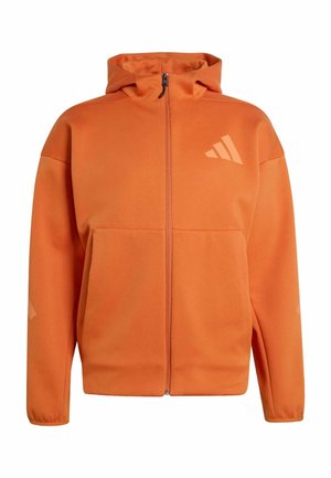 Orange zip-hoodie med hætte, der har to frontlommer og et diskret logo på brystet, lavet af et glat, struktureret stof.