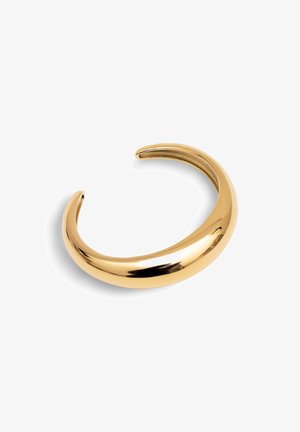 Goldfarbener, polierter Metallarmreif. Verfügt über ein glattes, geschwungenes Design mit verjüngten Enden und einer glänzenden, reflektierenden Oberfläche.