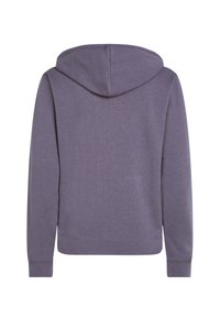 Paarse hoodie met een zachte textuur, lange mouwen en een capuchon. Het heeft ribgebreide manchetten en onderrand, met een minimalistisch ontwerp zonder zichtbare logo's of patronen.
