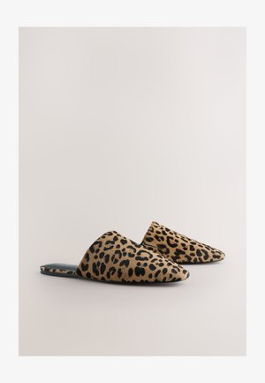 Leopardimustriga libisevad kingad terava varbaga ja pehme, tekstuurse pealiskihiga beeži ja musta toonides. Sisetald on tume, minimaalsete ääristustega.