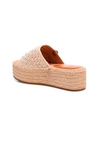 Sandalias de plataforma trenzadas en beige claro con un upper texturizado, punta redondeada y una gruesa suela de yute para mayor soporte.