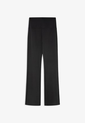 Černé legíny na jógu s širokým pasem, vyrobené ze hladké, elastické látky. Mají rovný střih bez viditelných vzorů nebo akcentů.