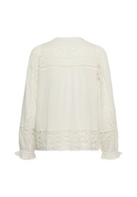 Blouse blanche à manches longues avec empiècements en dentelle et volants, vue de dos sur fond uni. Aucun bouton ni fermeture visible.