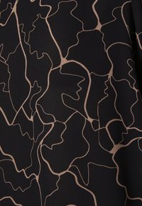 Tessuto nero con un motivo astratto fluido in linee marroni chiare. Il design presenta forme organiche e una texture liscia.