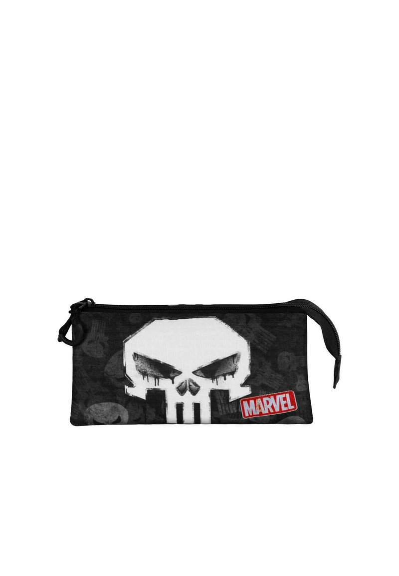 Bolsa negra con cremallera que presenta un destacado gráfico de calavera blanca y un logo de Marvel en rojo. Está hecha de un tejido duradero con una superficie texturizada.