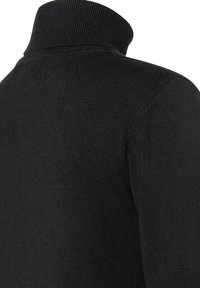 Czarny sweter z golfem, z prążkowanym kołnierzem i gładką strukturą. Materiał sprawia wrażenie dzianiny i ma dopasowany krój.