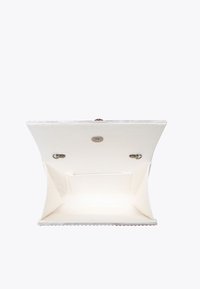 Witte gestructureerde handtas met een ruime binnenkant, een gladde textuur en metalen hardware. Bevat een pocket en een drukknoopsluiting.