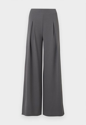 Pantalon gris foncé taille haute à jambes larges avec plis sur le devant, en tissu lisse, présenté sur un fond neutre clair.