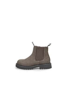 Stivali Chelsea realizzati in suede grigio con pannelli elasticizzati ai lati, linguette e suola in gomma nera robusta. Design classico all'altezza della caviglia.