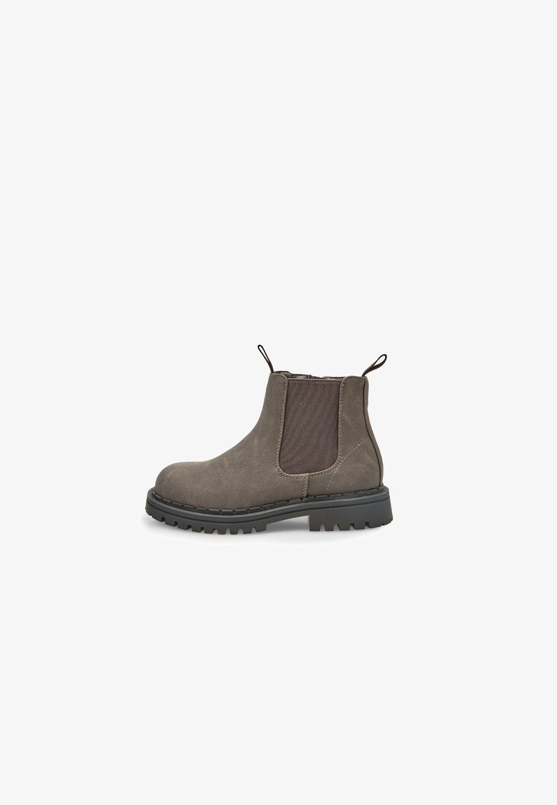Stivali Chelsea realizzati in suede grigio con pannelli elasticizzati ai lati, linguette e suola in gomma nera robusta. Design classico all'altezza della caviglia.