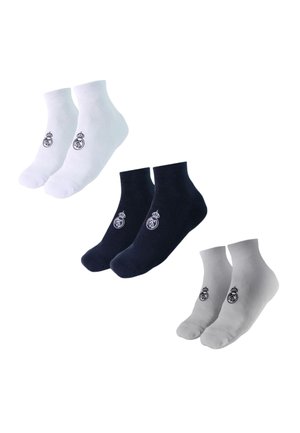 Trois paires de socquettes aux chevilles en blanc, noir et gris, chacune avec un petit logo circulaire brodé près de la cheville.