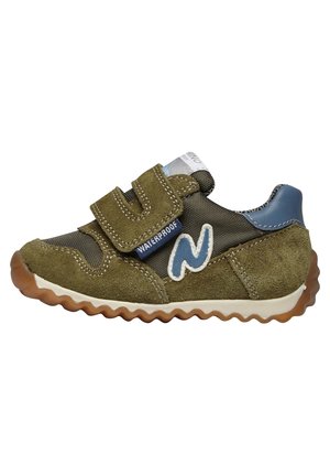 Sneaker verde in suede e mesh con cinturini in Velcro, etichetta impermeabile, accenti blu e suola in gomma testurizzata con un motivo ondulato.