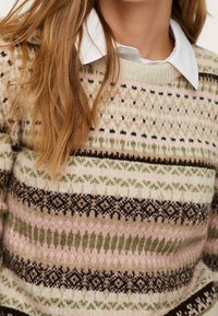 Maglione lavorato a maglia con girocollo; presenta colori pastello—rosa, verde e crema; motivi geometrici con strisce orizzontali; texture morbida.