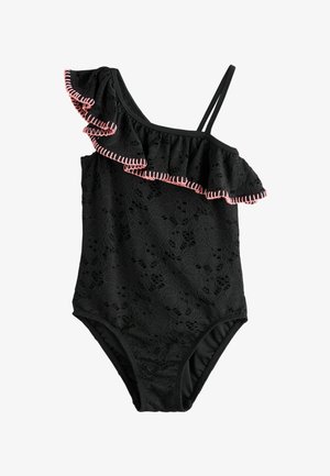 Musta yksiosainen uimapuku, jossa on kukkainen pitsikuvio, yhden olkapään rypytys, jossa on vaaleanpunainen tikkaus, ja kaksi ohutta olkainta vastakkaisella puolella.