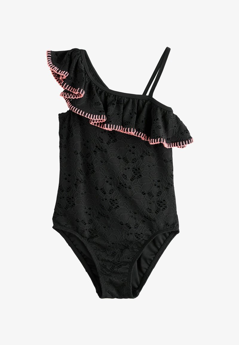 Maillot de bain une pièce noir avec texture en dentelle florale, volants sur une épaule bordés de surpiqûres roses, et deux fines bretelles sur l'épaule opposée.