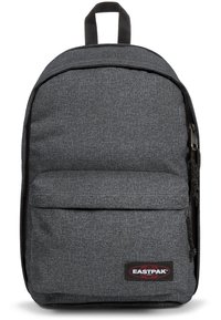 Harmaa reppu, jossa on tekstuuripintainen viimeistely, etuosassa vetoketjullinen tasku ja Eastpak-logopatch. Varustettu säädettävillä hihnoilla ja yläkahvalla.