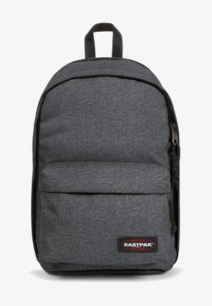 Szary plecak o teksturowanym wykończeniu, z przednią kieszenią na zamek i naszywką z logo Eastpak. Ma regulowane paski i uchwyt na górze.