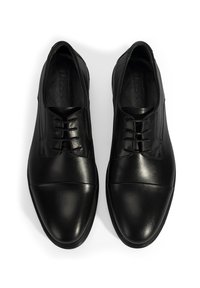 Zwarte leren dresschoenen met een gladde afwerking, rond neus en vetersluiting; heeft een gematigde glans en subtiele stiksels.