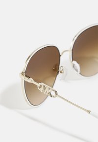 Michael Kors EMPIRE AVIATOR - Occhiali da sole - light gold/white