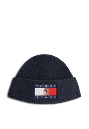 Bonnet tricoté bleu marine avec bord replié et un écusson rectangulaire affichant le logo Tommy Jeans en rouge, blanc et bleu avec une crête.