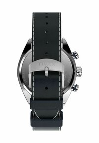 Timex pulksteņiem ir nerūsējošā tērauda korpuss, melna ādas siksna ar baltu dūrienu un sudraba aparatūra. Displejā ir redzams ūdens izturības marķējums.