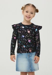 Czarna bluzka z długim rękawem w kolorowe wzory inspirowane kosmosem, w tym planety i jednorożce. Posiada falbaniaste rękawy oraz okrągły dekolt.