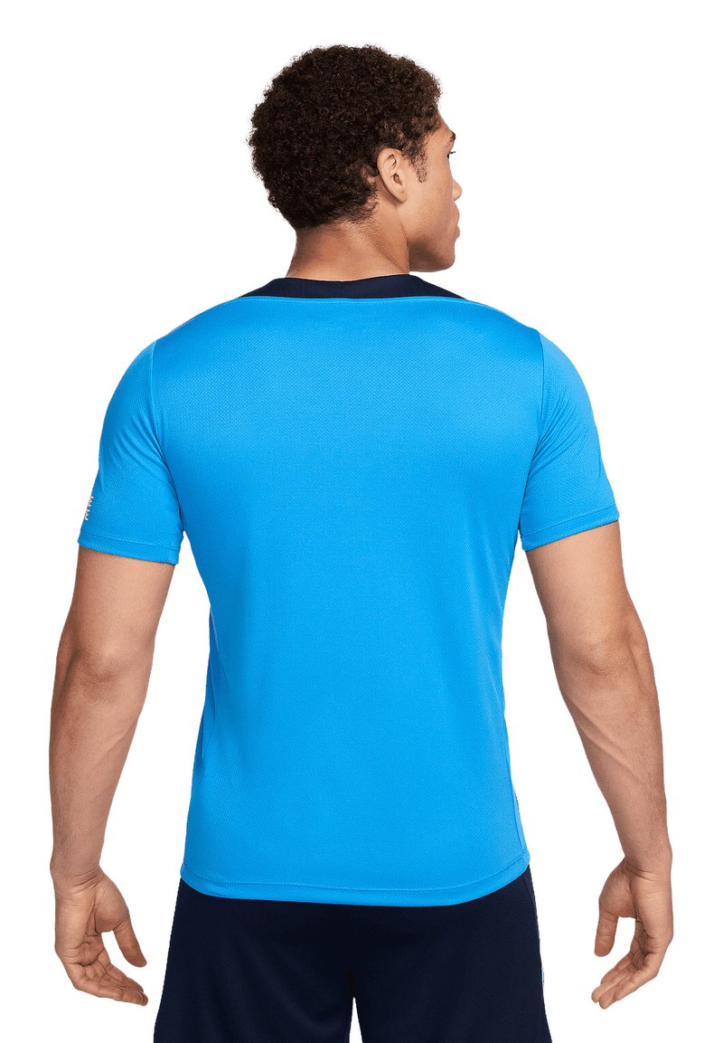 T-shirt de sport bleu avec des manches courtes, doté d'un col marine et d'un tissu texturé. Le design est simple, mettant l'accent sur la performance et le confort.