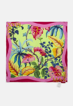 Kwadratowy jedwabny szalik z żywymi tropikalnymi liśćmi w kolorach różowym, żółtym, zielonym i niebieskim na limonkowym tle, różowo-czerwony obramowanie, tekst "MAX&Co.".