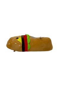 Pantofole di peluche marroni a forma di hamburger, con lattuga verde, fascia rossa, accenti gialli e dettagli bianchi sopra.