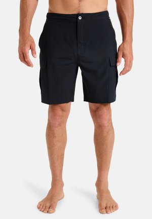 Pantaloni cargo neri realizzati in un tessuto leggero, con tasche laterali, chiusura con bottone e un taglio dritto sopra il ginocchio.
