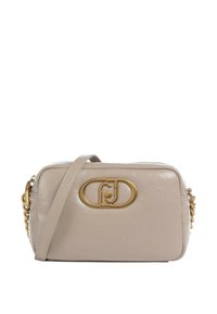 Borsa in pelle beige a forma rettangolare, con accessori in oro, dettagli in catena e un logo ovale prominente sulla parte anteriore. Include una tracolla regolabile.