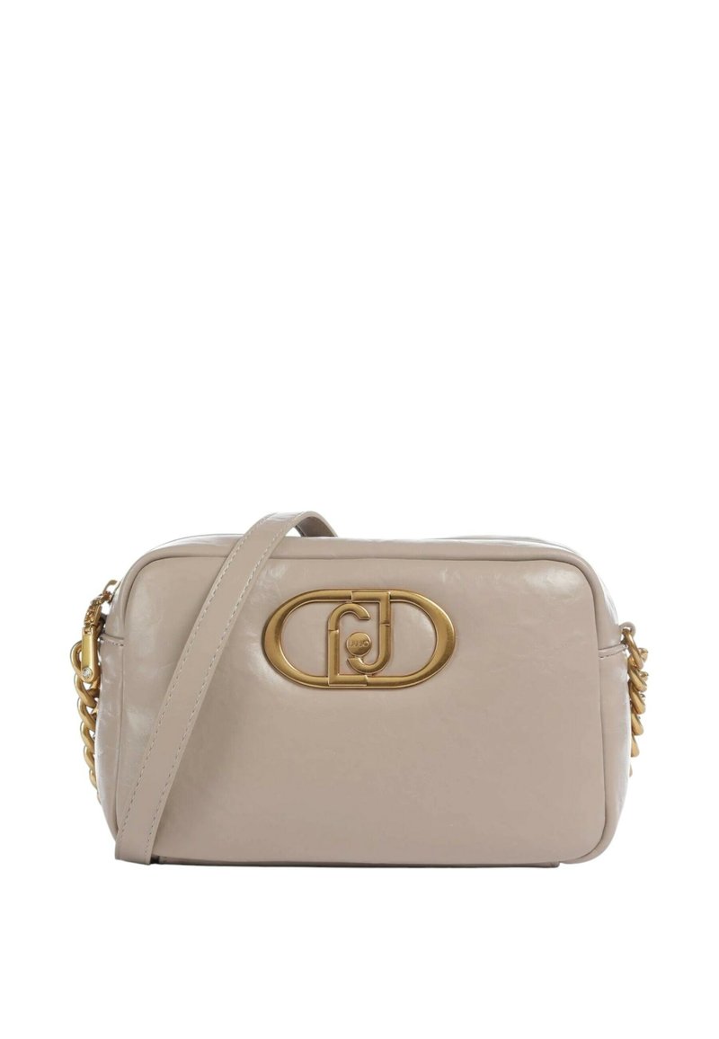 Borsa in pelle beige a forma rettangolare, con accessori in oro, dettagli in catena e un logo ovale prominente sulla parte anteriore. Include una tracolla regolabile.