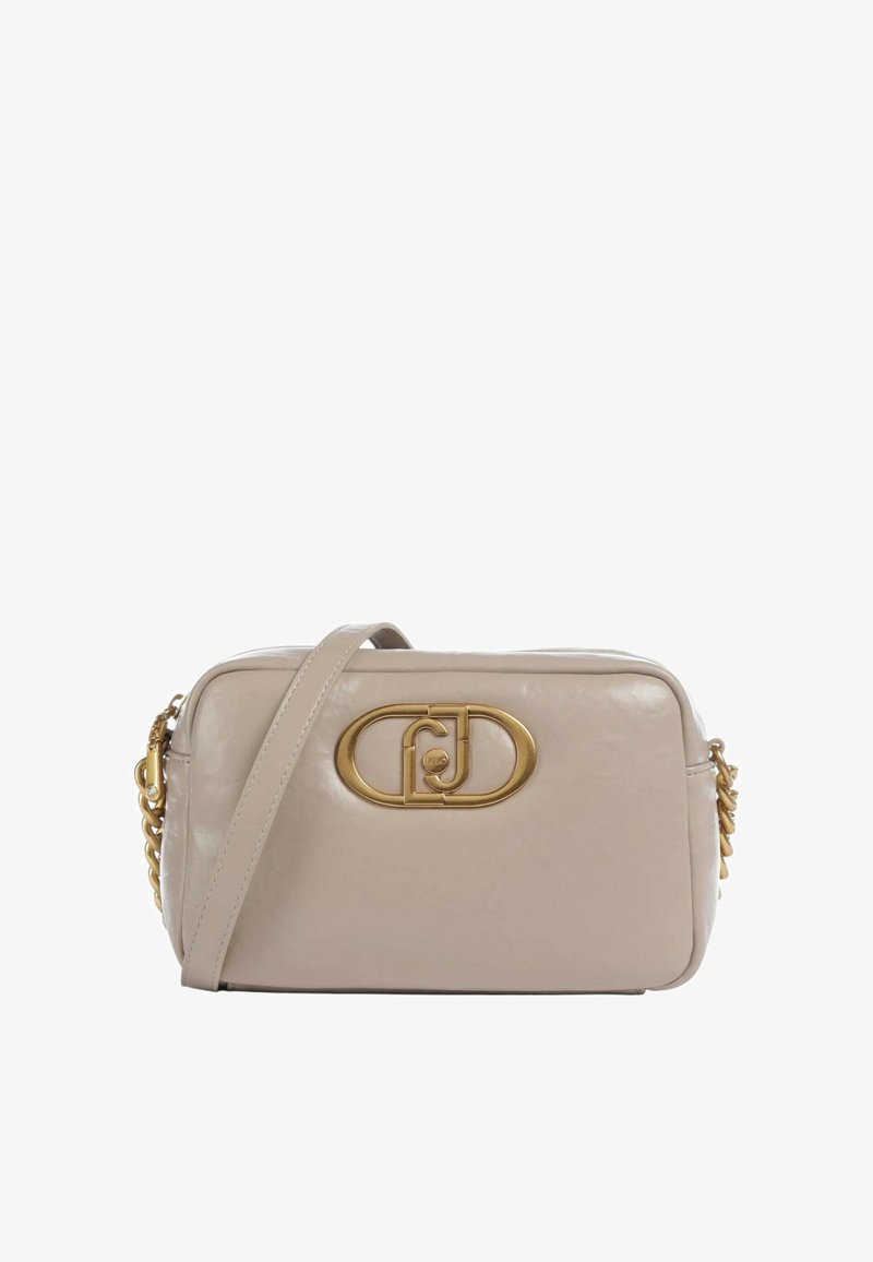 Borsa in pelle beige a forma rettangolare, con accessori in oro, dettagli in catena e un logo ovale prominente sulla parte anteriore. Include una tracolla regolabile.