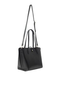 Černá kožená kabelka s texturovaným povrchem, dvěma krátkými uchy a dlouhým nastavitelným popruhem na rameno. Obsahuje minimální kovové detaily.