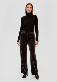 s.Oliver BLACK LABEL REGULAR MIT WIDE LEG - Stoffhose - dunkelgrau
