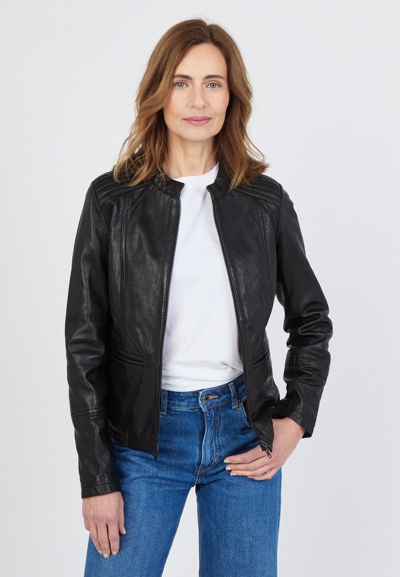 Svart läderjacka med en figursydd design, ståkrage och dragkedjestängning. Detaljer inkluderar stickade axelaccenter och sidofickor.