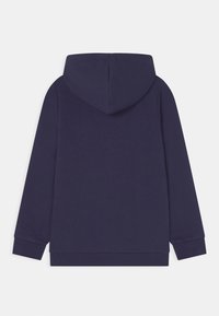 Sudadera de color azul marino con una textura suave, que cuenta con una gran capucha, mangas largas y un dobladillo acanalado. No hay logotipos ni patrones visibles.