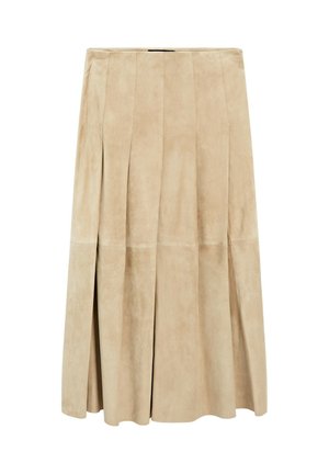 Beige suedekjole i midi-længde med plisseret design, der har en glat tekstur og halvcirkelformet søm. Ingen synlig hardware eller dekorationer.