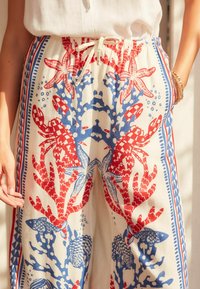 Next TIE WAIST WIDE LEG TALL - Nohavice - white blue red placement print