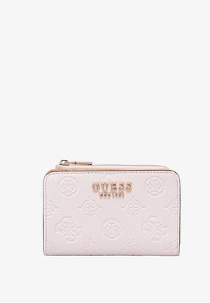 Portafoglio bianco in rilievo con texture a motivo, hardware color oro, logo sul fronte, chiusura a zip, forma rettangolare compatta.